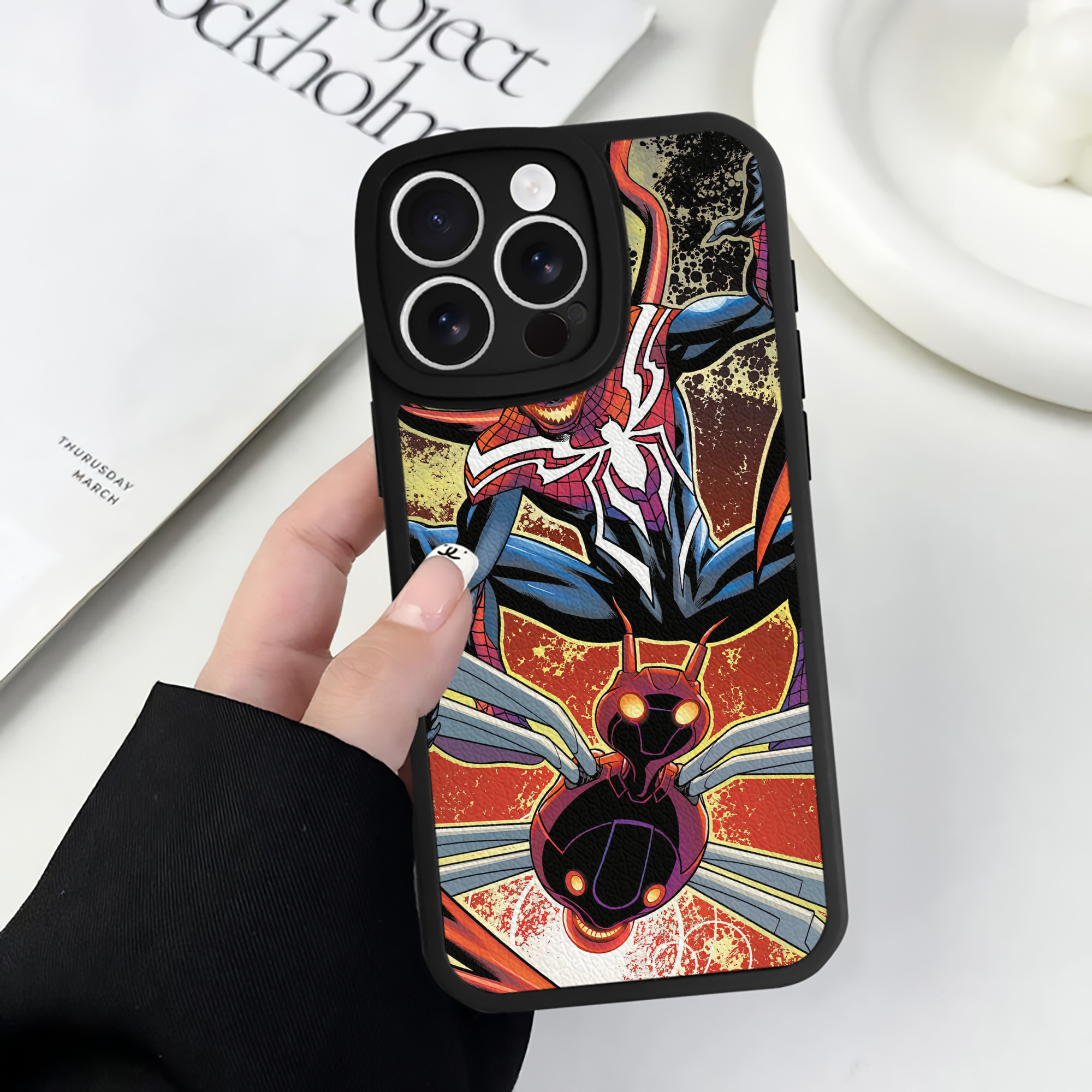 （画像用） Spider Man スパイダーマン 【iPhone 16シリーズ対応】シリコンスマホケース（レザー調） 材質：シリコン